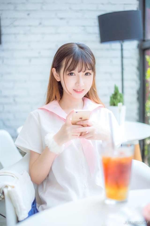我相信，真正在乎我的人是不会被别人抢走的，无论是友情，还是爱情。——三毛